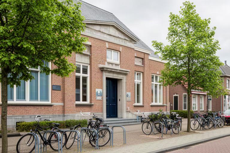 Gemeentehuis in Druten aan een rustige straat met fietsenrekken voor de ingang