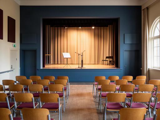 Kleine zaal met stoelen klaar voor een lezing of optreden van een lokale vereniging in Maas en Waal